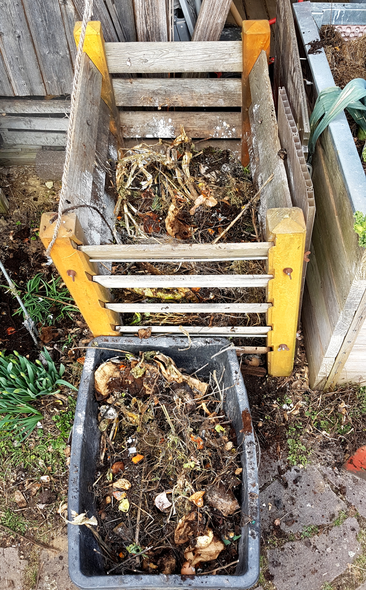 Kompost Material wird zurück geschaufelt Kompost Material wird zurück geschaufelt