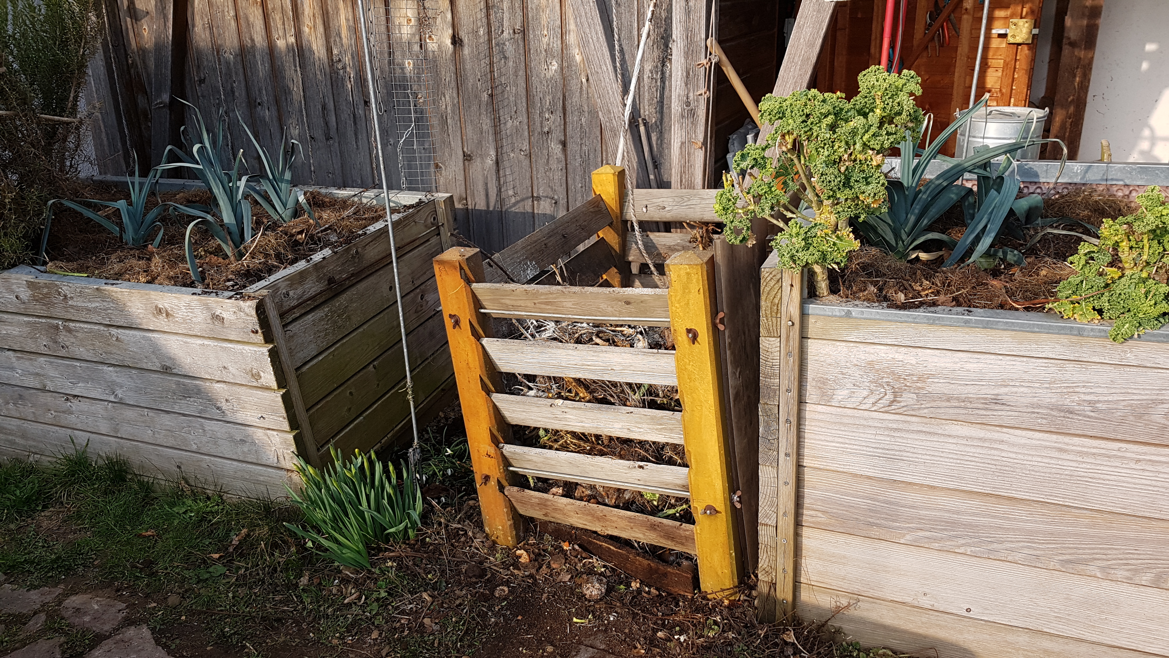 Kompost zwischen Hochbeeten Kompost zwischen Hochbeeten